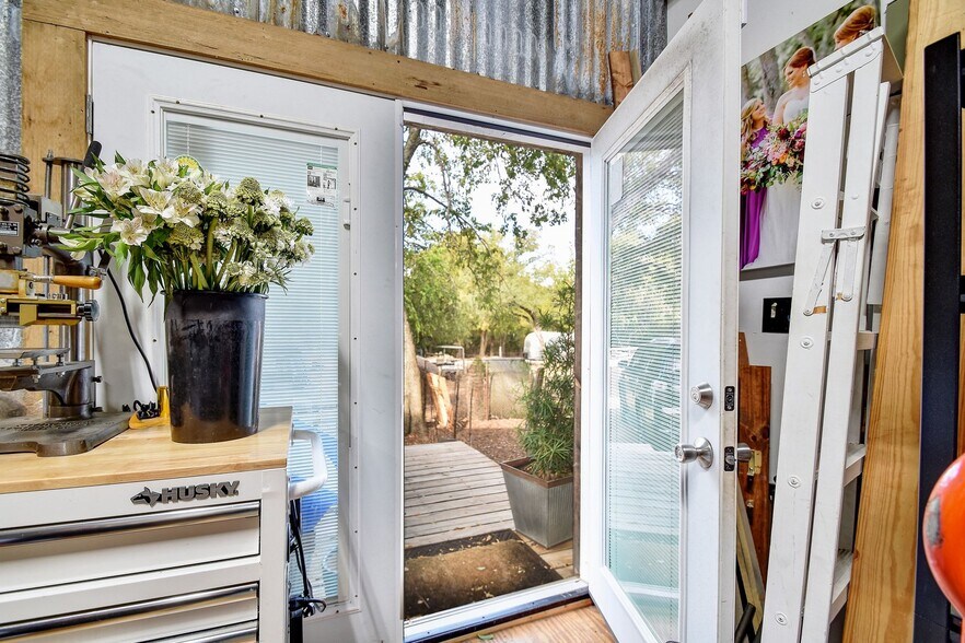 More Photos Of 330 W Mercer St, Dripping Springs Freestanding For Lease