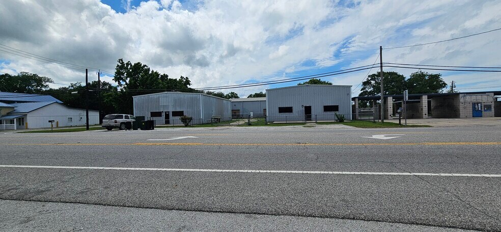 More Photos Of 130 Grand Ave, Bacliff Warehouse For Sale