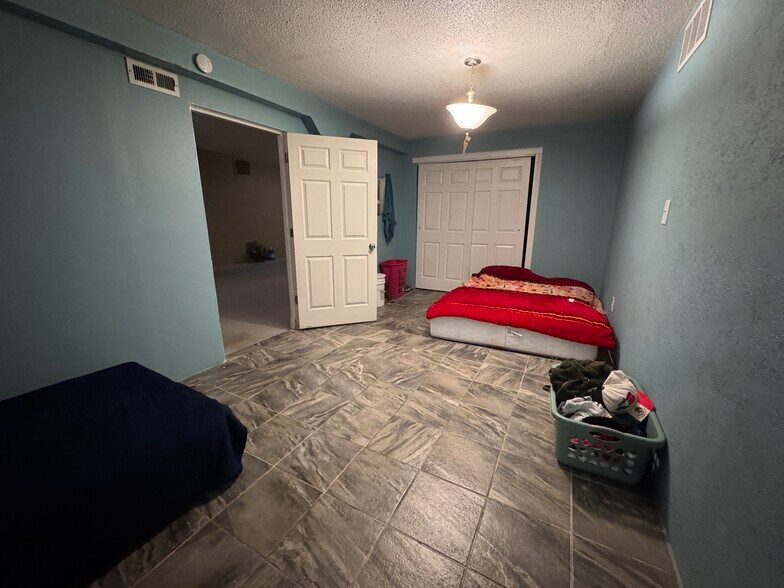 More Photos Of 1221 Overland Ave, Burley Storefront For Sale