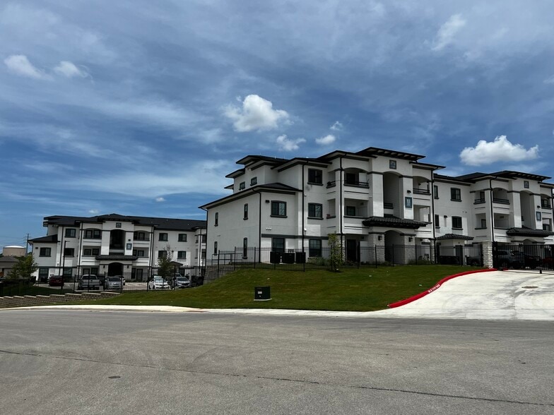 More Photos Of 10504 Amber Heart Crk, San Antonio Restaurant For Lease