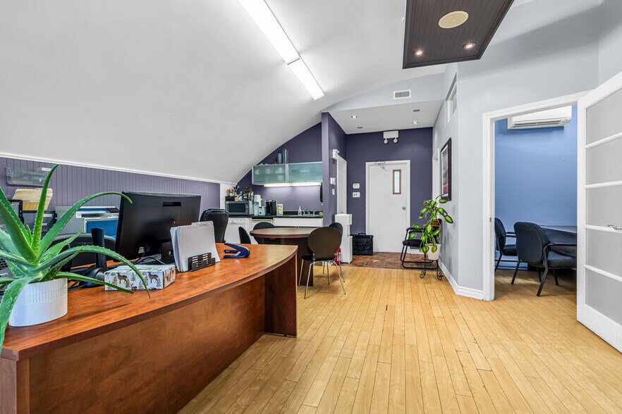 More Photos Of 600-606 Ch De Saint-Jean, La Prairie General Retail For Sale