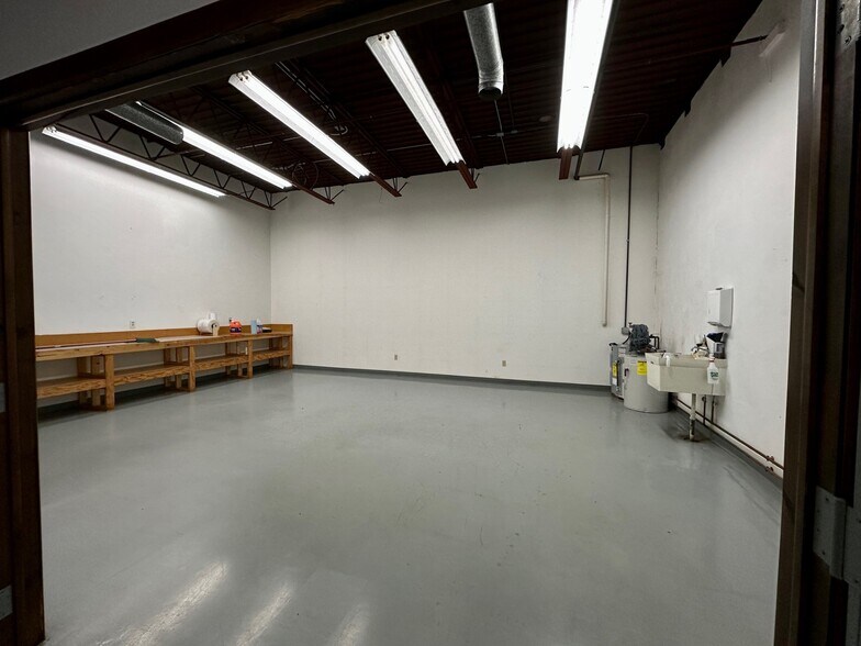 More Photos Of 4030 Simon Rd, Youngstown Manufacturing For Sale