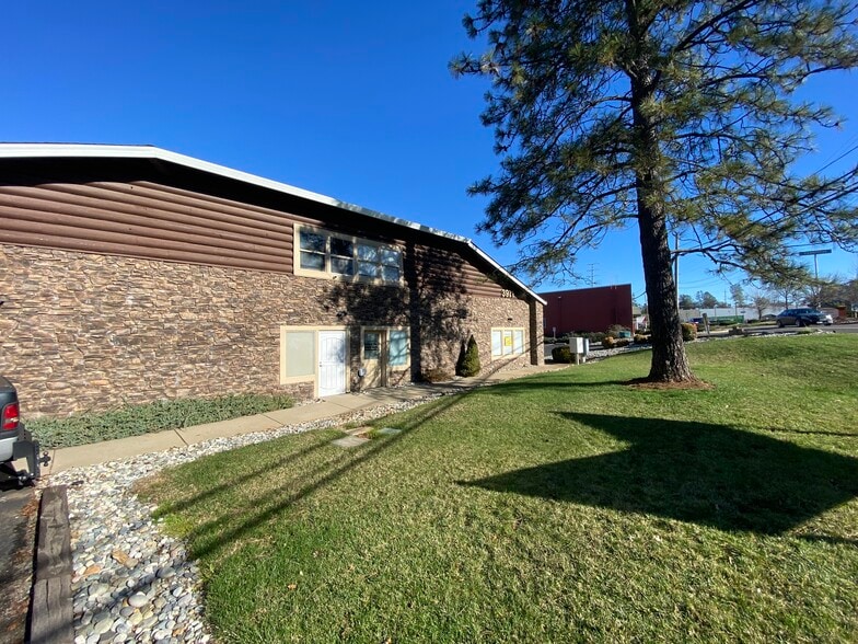 More Photos Of 3971 Durock Rd, Shingle Springs Showroom For Lease