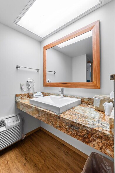 More Photos Of 310 S McCune St, Pilot Knob Hotel For Sale