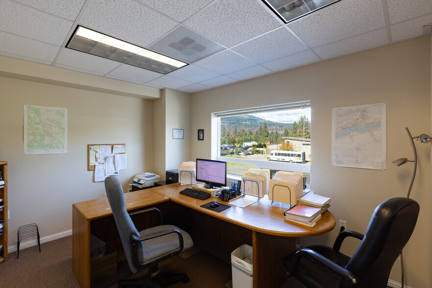 More Photos Of 200 N Wasco Ct, Hood River Warehouse For Lease