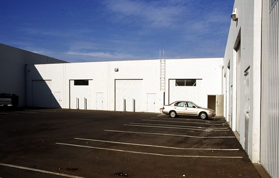 More Photos Of 20806 Plummer St, Chatsworth Light Manufacturing For Lease