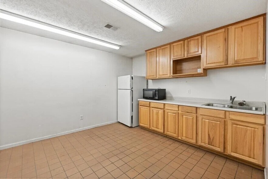 More Photos Of 9821 N US Highway 31, Ellsworth Showroom For Sale