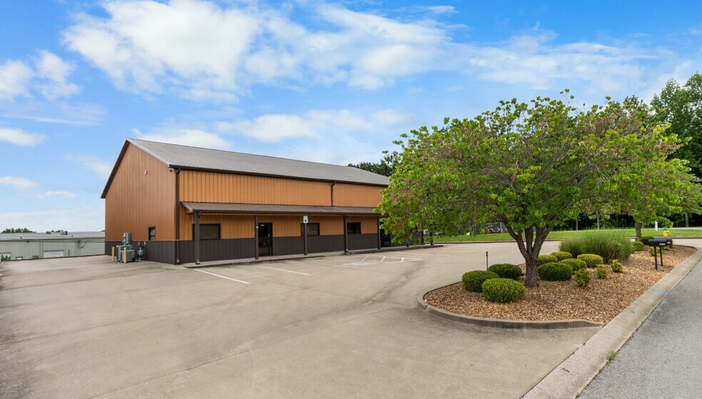 More Photos Of 219 Industrial Dr, Clarksville Warehouse For Lease