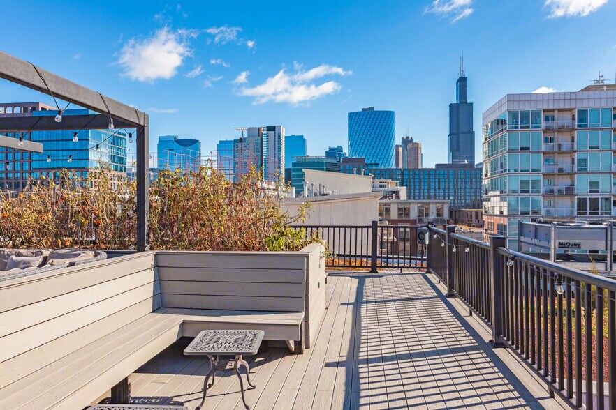 More Photos Of 1027-1031 W Madison St, Chicago Loft Creative Space For Lease