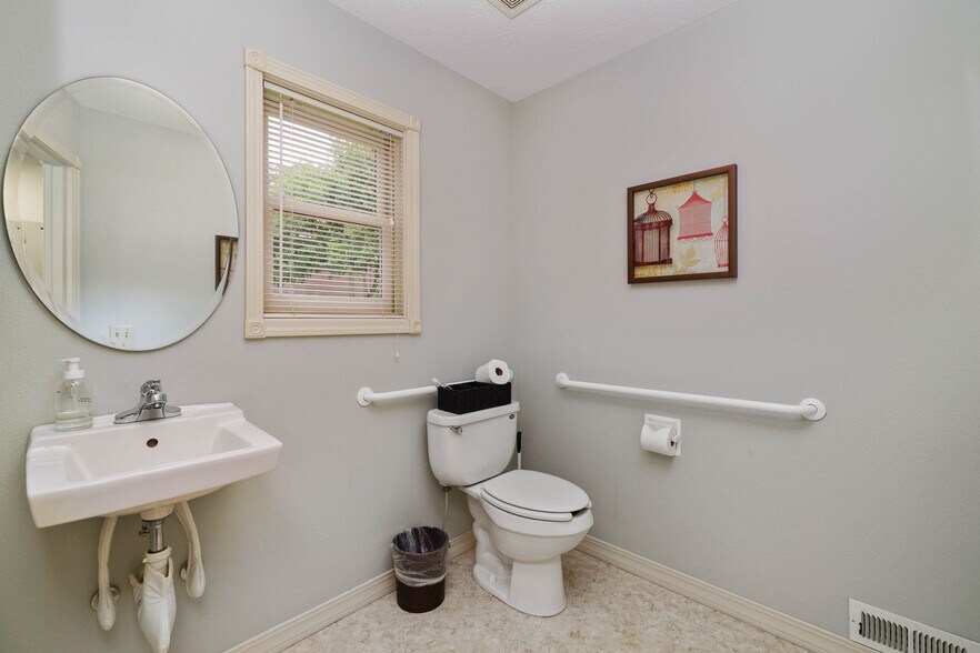 More Photos Of 901 13th St SE, Salem Office For Sale