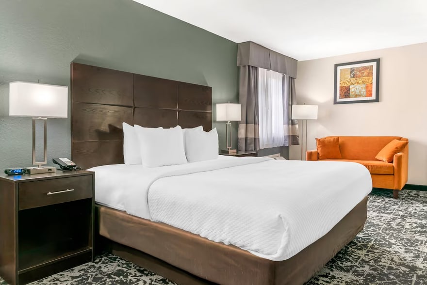 More Photos Of 7625 Caterpillar Ct, Grand Rapids Hotel For Sale