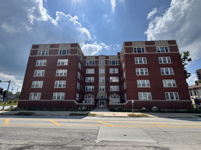 Primary Photo Of 631 S 4th St, Springfield Apartments For Sale