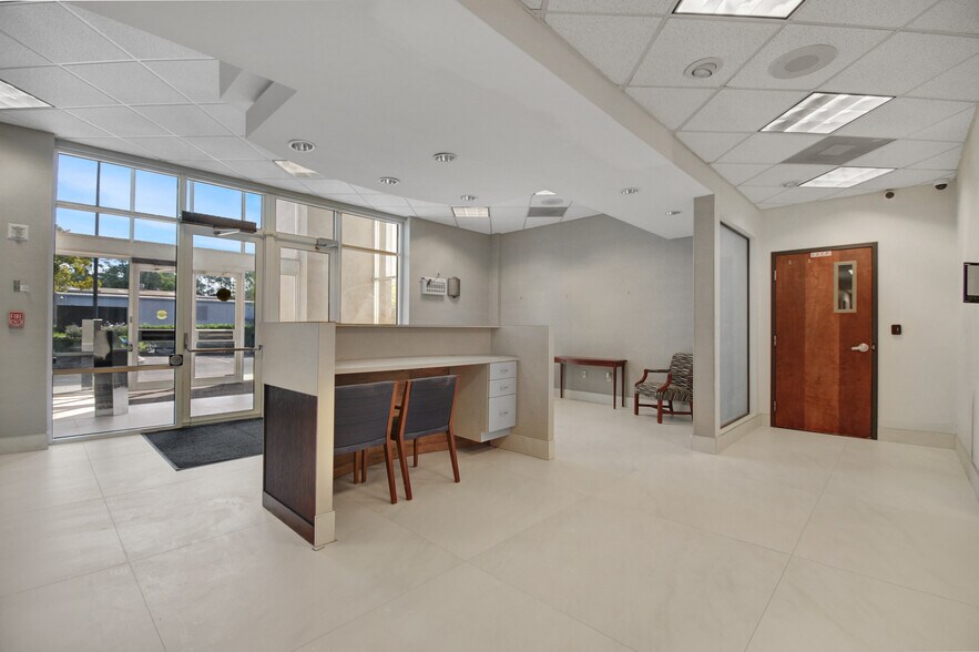 More Photos Of 9512 Sunbeam Center Dr, Jacksonville Office For Lease