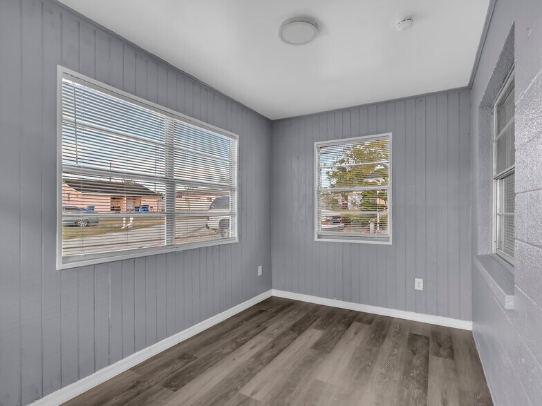 More Photos Of 301 SW 3rd Ter, Mulberry Apartments For Sale