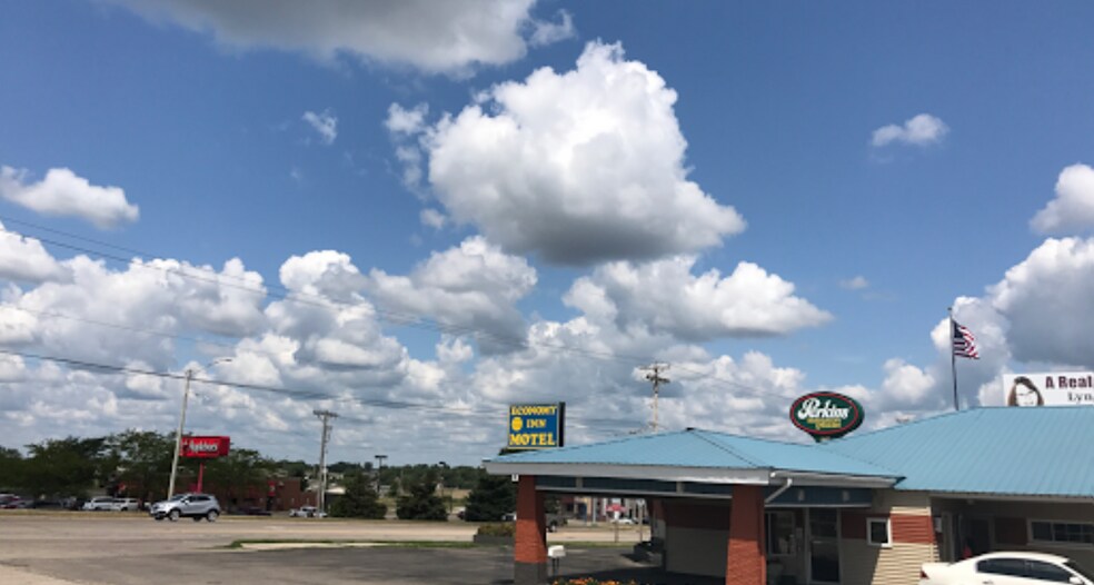 More Photos Of 3108 S Center St, Marshalltown Hotel For Sale