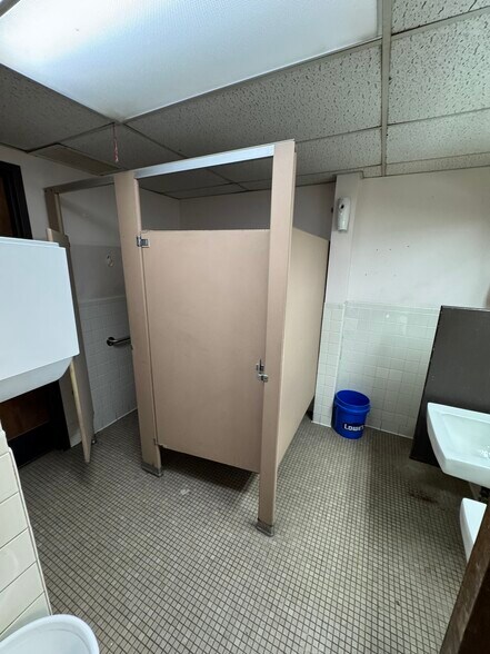 More Photos Of 8716 SE 15th St, Oklahoma City Distribution For Sale