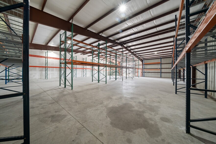 More Photos Of 3073 NE 37th Pl, Wildwood Warehouse For Lease