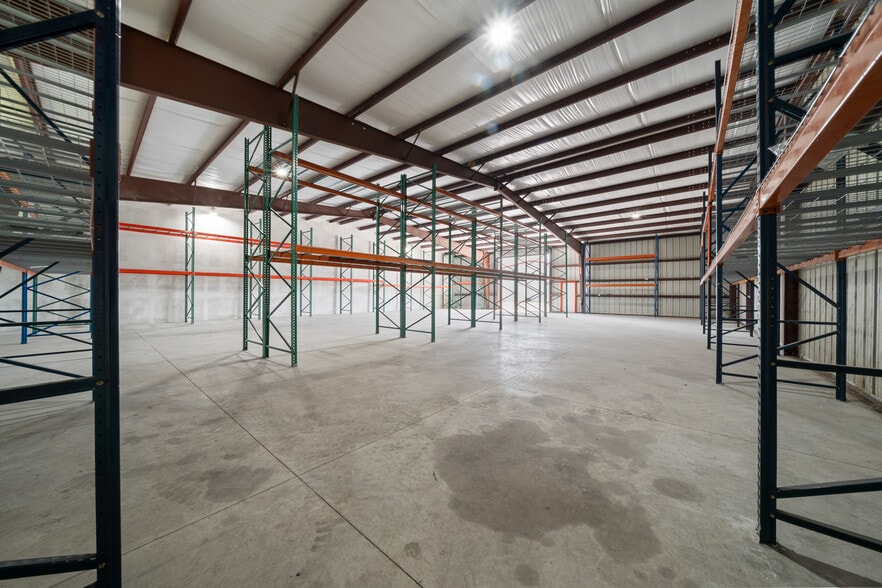 More Photos Of 3073 NE 37th Pl, Wildwood Warehouse For Lease