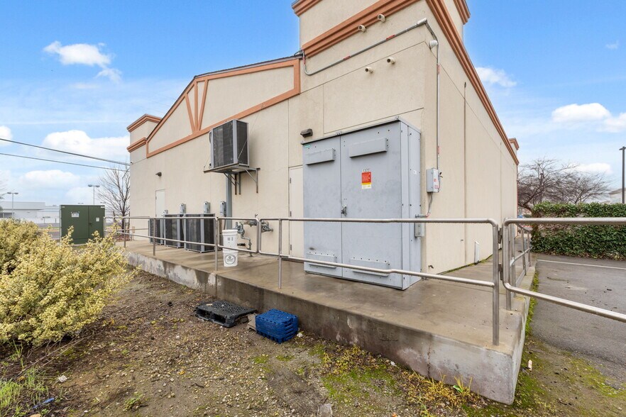 More Photos Of 1377 W El Monte Way, Dinuba Restaurant For Lease