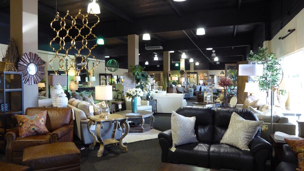More Photos Of 1365-1371 Del Norte Rd, Camarillo Showroom For Sale
