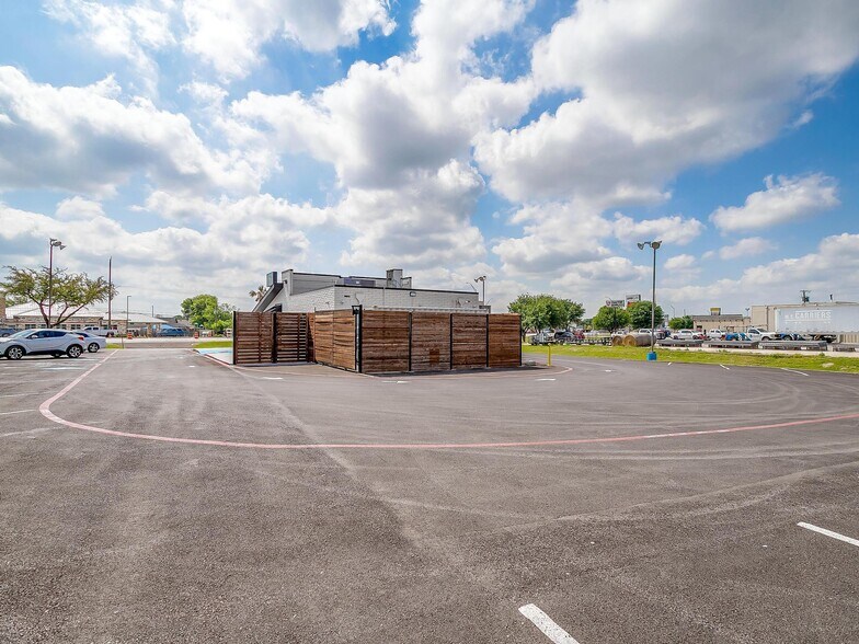 More Photos Of 316 Wilshire Blvd, Burleson Freestanding For Sale