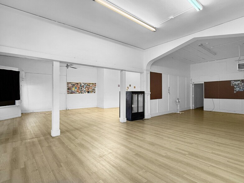 More Photos Of 2102 E 14th St, Des Moines General Retail For Sale