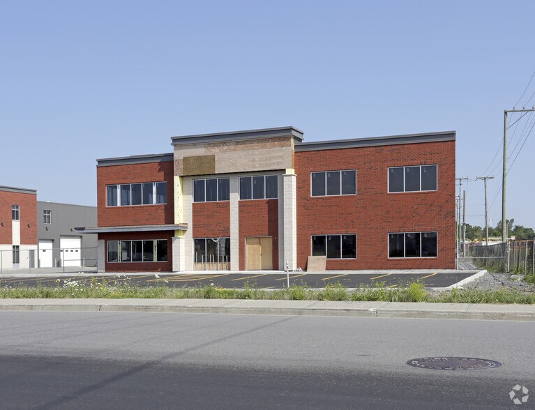 More Photos Of 5100 Rue Bernard-Lefebvre, Laval Light Distribution For Sale