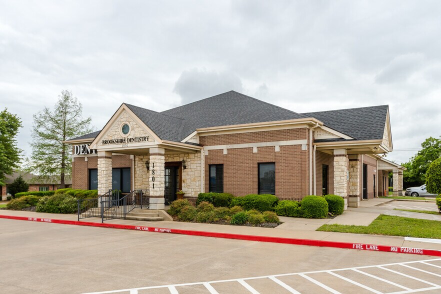 More Photos Of 1801 Precinct Line Rd, Hurst Medical For Lease
