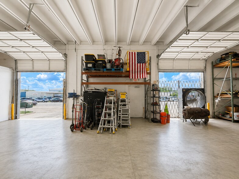 More Photos Of 3814 Woodbury Dr, Austin Warehouse For Lease