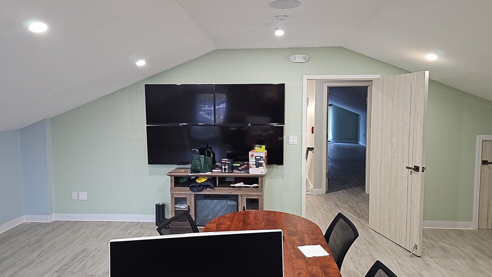 More Photos Of 40-42 Lyman St, Holyoke Freestanding For Lease
