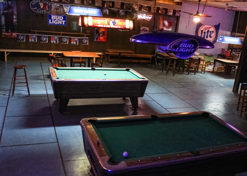 More Photos Of 211 N Mechanic St, Weimar Bar For Sale