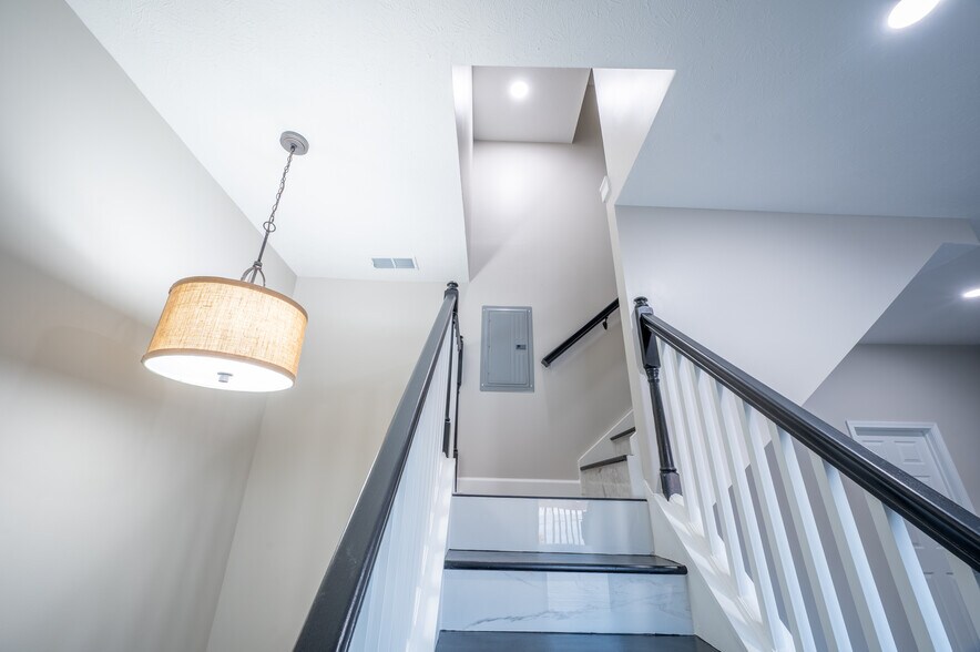 More Photos Of 2305 E Michigan St, Indianapolis Flex For Sale