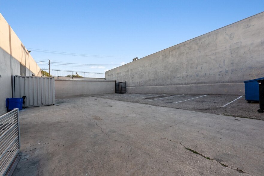 More Photos Of 3226-3230 Mines Ave, Los Angeles Warehouse For Lease