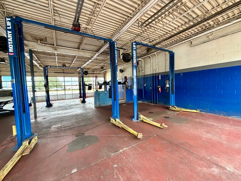 More Photos Of 1969 Pawlisch Dr, Rockford Auto Repair For Sale