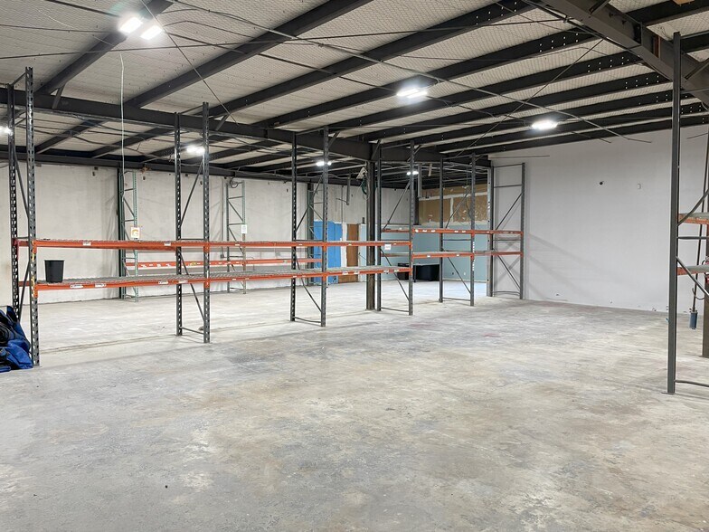 More Photos Of 4718 Cotton Belt Dr, San Antonio Warehouse For Sale
