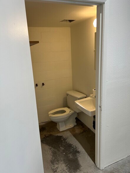 More Photos Of 3015 62nd Ave E, Bradenton Showroom For Lease