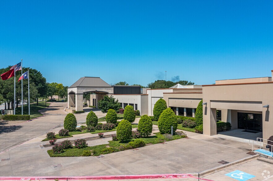 More Photos Of 1551 Corporate Dr, Irving Flex For Lease