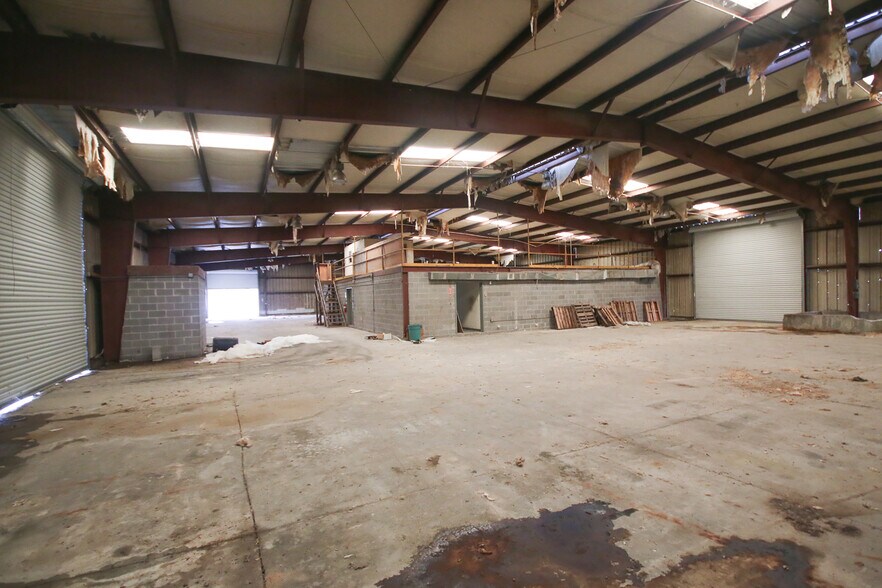 More Photos Of 804 W Mitchell St, Adel Distribution For Lease