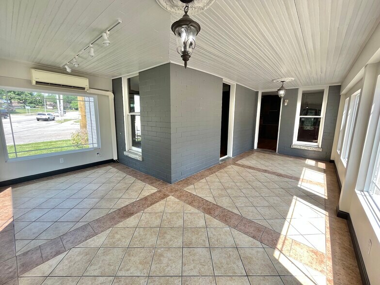More Photos Of 1085 W Main St, Troy Medical For Sale