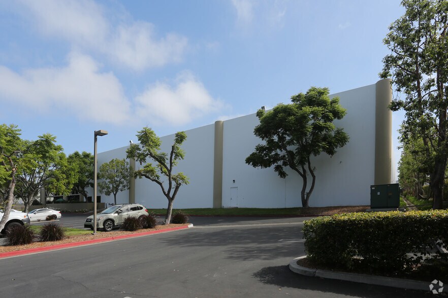 More Photos Of 7 Holland, Irvine Warehouse For Lease