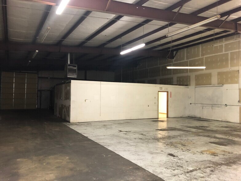 More Photos Of 2530-2536 S Leonine St, Wichita Warehouse For Lease