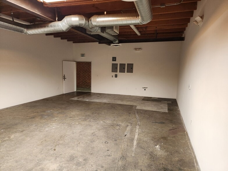 More Photos Of 2234 Barry Ave, Los Angeles Warehouse For Lease