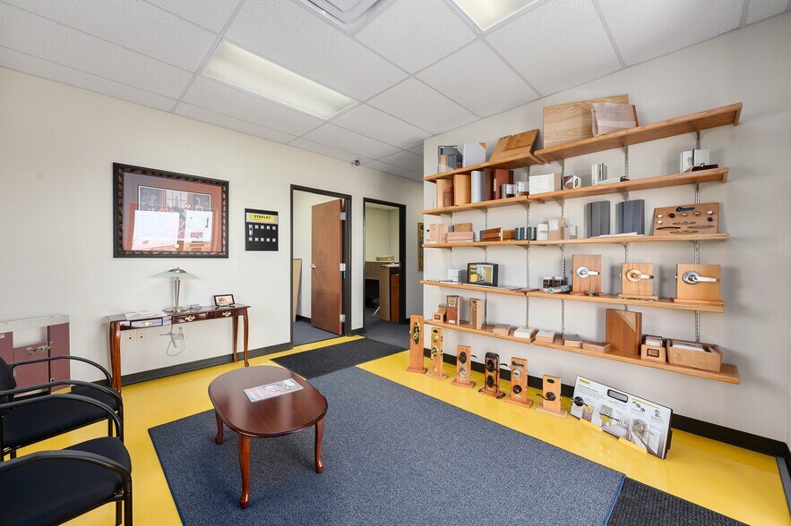 More Photos Of 165 Tecon Cv, Buda Warehouse For Lease