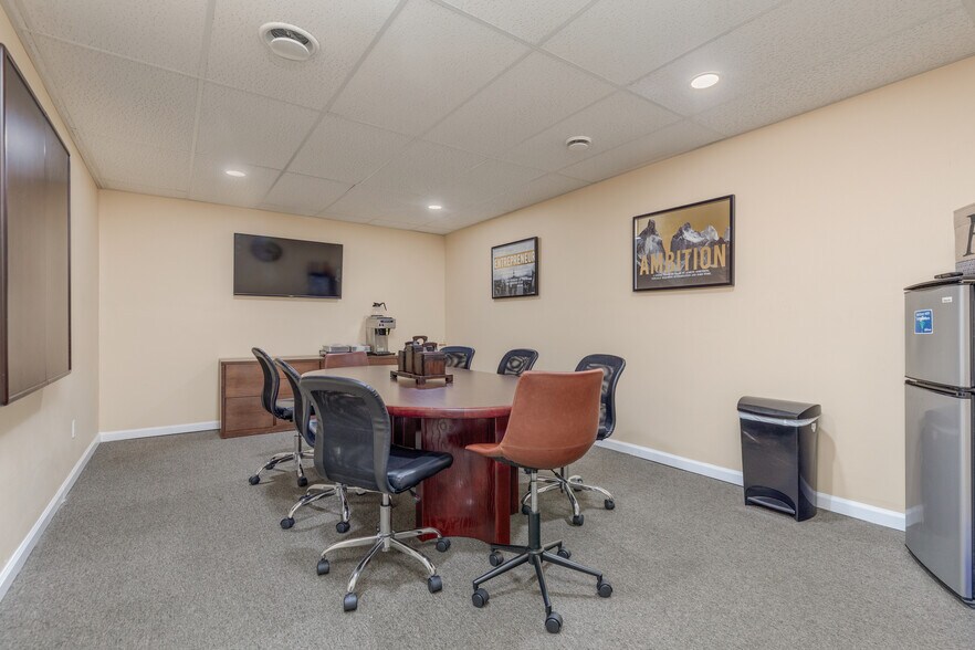 More Photos Of 2012 Woodson Rd, Overland Showroom For Sale