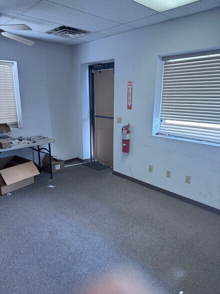 More Photos Of 300 Matthews Ln, Sikeston Flex For Lease