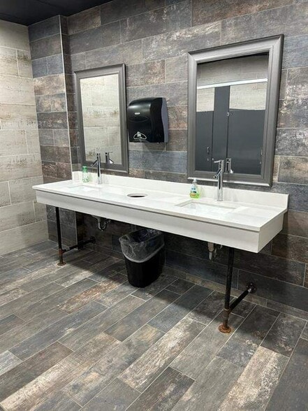 More Photos Of 2370 Justin Trl, Alpharetta Light Manufacturing For Sale