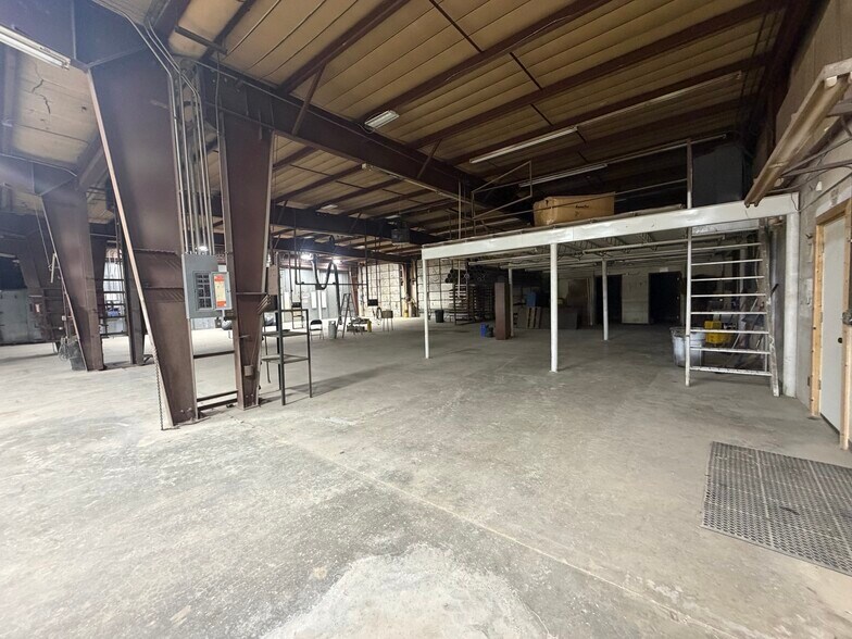 More Photos Of 5328 E Market St, Enid Manufacturing For Sale