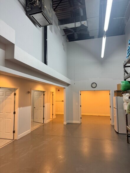 More Photos Of 8740 Cherry Ln, Laurel Light Manufacturing For Sale