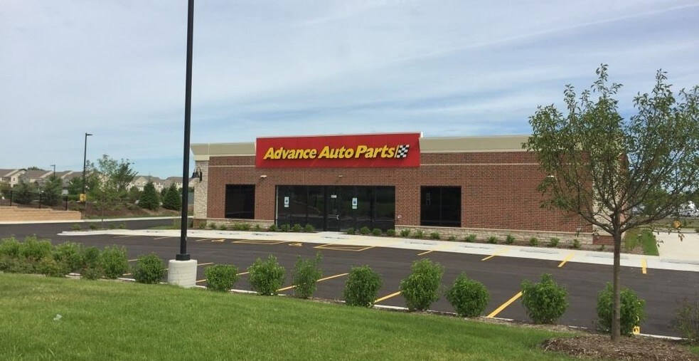 More Photos Of 1386 Butterfield Rd, Aurora Freestanding For Lease