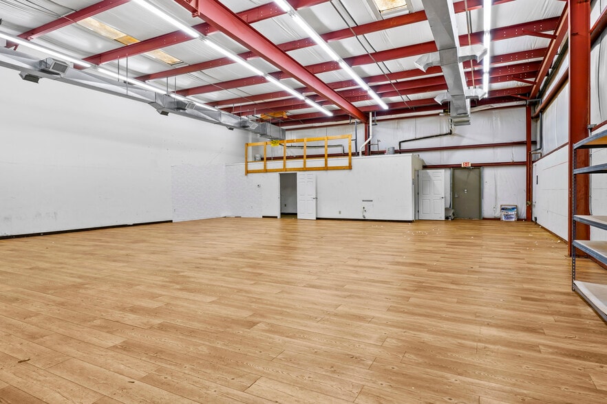 Primary Photo Of 43935 Commerce Ave, Hollywood Light Manufacturing For Lease